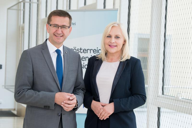Landesrat Markus Achleitner mit der Spitzenkandidatin der OÖVP für die EU-Wahl, Angelika Winzig.