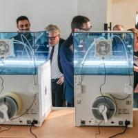 Bürgermeister Klaus Luger und Landesrat Markus Achleitner mit 3D-Druckern