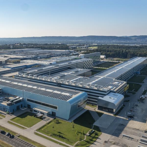 AMAG nimmt Österreichs größte Aufdach-Photovoltaikanlage in Betrieb