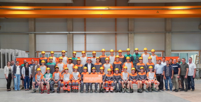 Peter Haas (Geschäftsführer Leyrer + Graf, COO), Team HR (Verena Fida, Anna-Lena Gretzel, Carina Kahrer, Thomas Reif ), Betriebsrat (Mario Kitzler, Norbert Linsbauer, Stefan Messirek), Lehrlingsbeauftragte bzw. Betreuer (Stefan Don, Alexander Eichhorn, Jasmin Hackl, Lucas Hofbauer, Michael Krauskopf, Gerhard Ploderwaschl, Reinhard Schachinger, Mario Weinstabl) mit den neuen Lehrlingen der Unternehmensgruppe Leyrer + Graf.