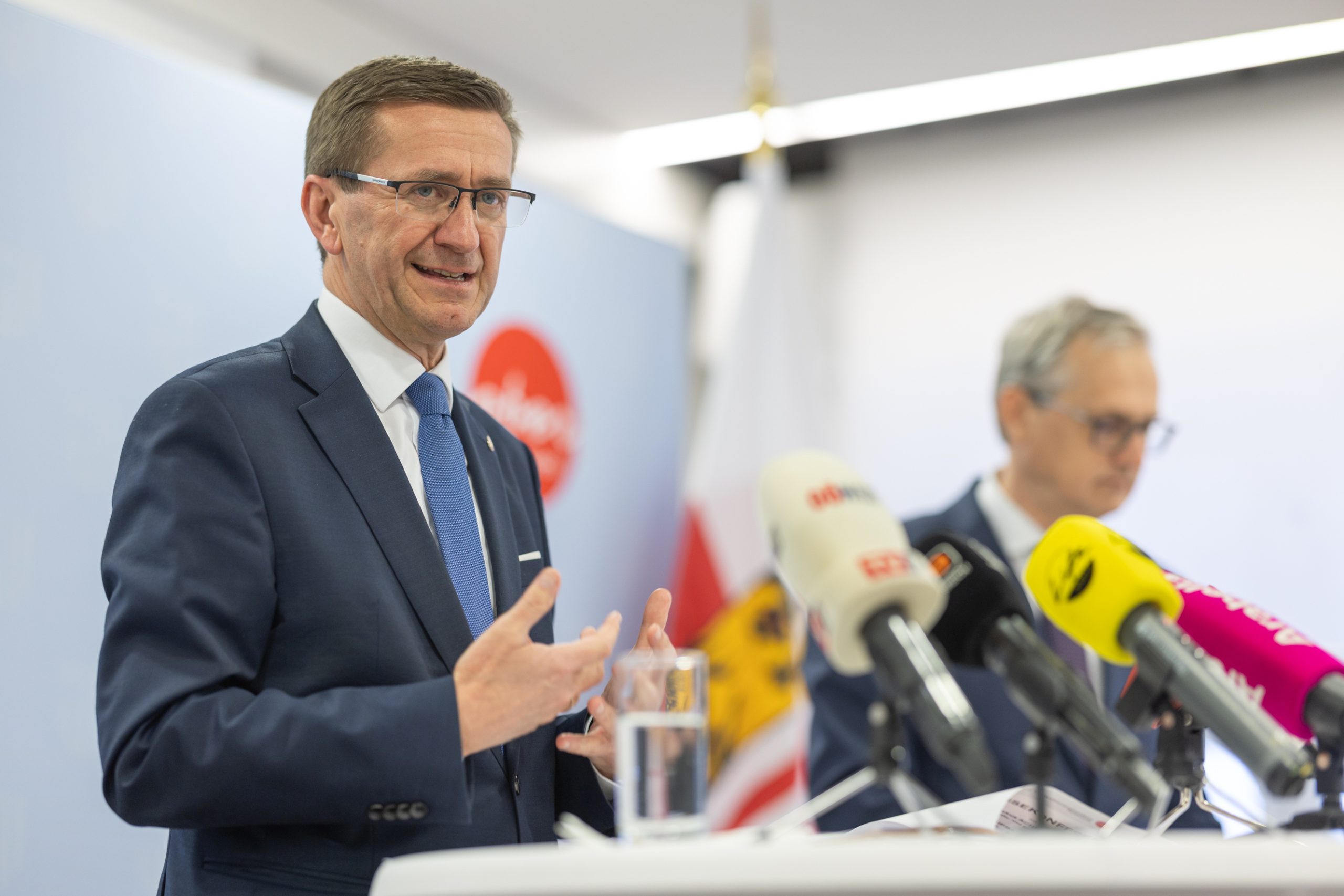 Wirtschafts- und Energie-Landesrat Markus Achleitner und Dr. Wolfgang Urbantschitsch, Vorstand des Energieregulators E-Control.