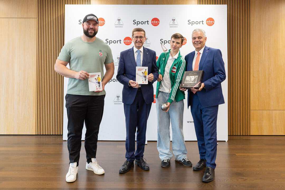 Wirtschafts- und Sport-Landesrat Markus Achleitner stellte mit (v.l.) dem ehemaligen Lehrling und späteren Olympiamedaillengewinner Lukas Weißhaidinger, dem jungen Sportler Björn Neebe (Hammerwerfer und Lehrling in der Konditorei Jindrak) sowie KommR Mst. Leo Jindrak (Vize-Präsident Wirtschaftskammer OÖ) das Modell „Lehre und Leistungssport“ vor.