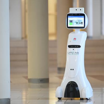  5G-Roboter unterstützt im Seniorenzentrum