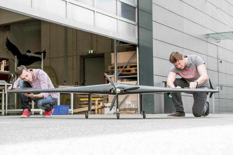 Studierende der FH Joanneum mit einer Drohne