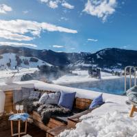 03_Entspannte Stunden mit Weitblick: Jedes Chalet verfuÌ?gt uÌ?ber einen ganzjährig beheizten Infinitypool und Hot Tub.