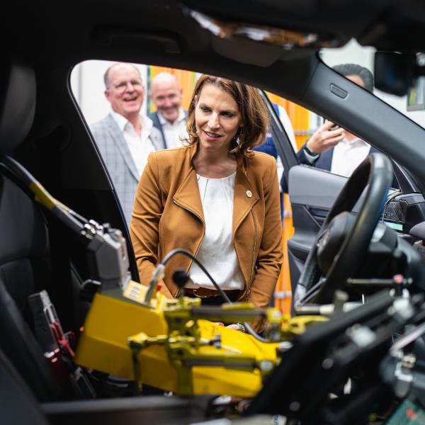  Technologieoffen in die Zukunft: BMW Group Werk Steyr im Dialog mit Bundesministerin Edtstadler zu Antriebstechnologien der Zukunft